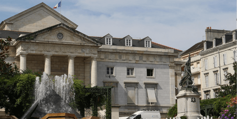 Foto de un bote de champú en manos de una mujer