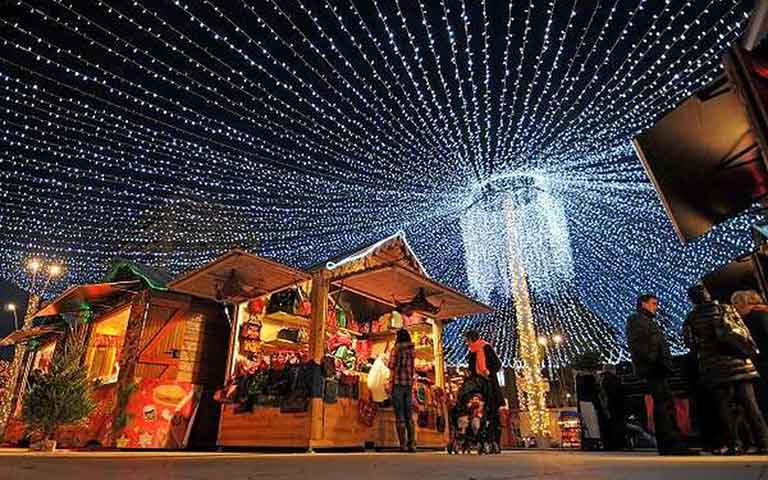 Foto de un bote de champú en manos de una mujer