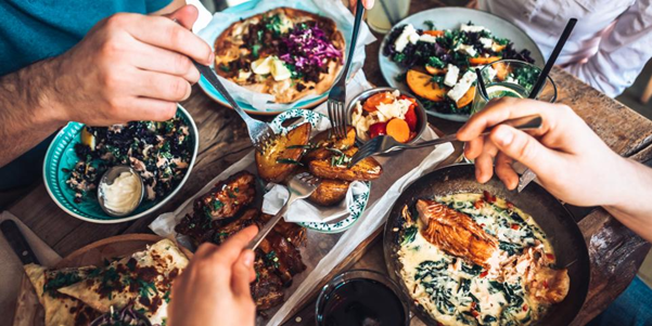 Foto de un bote de champú en manos de una mujer